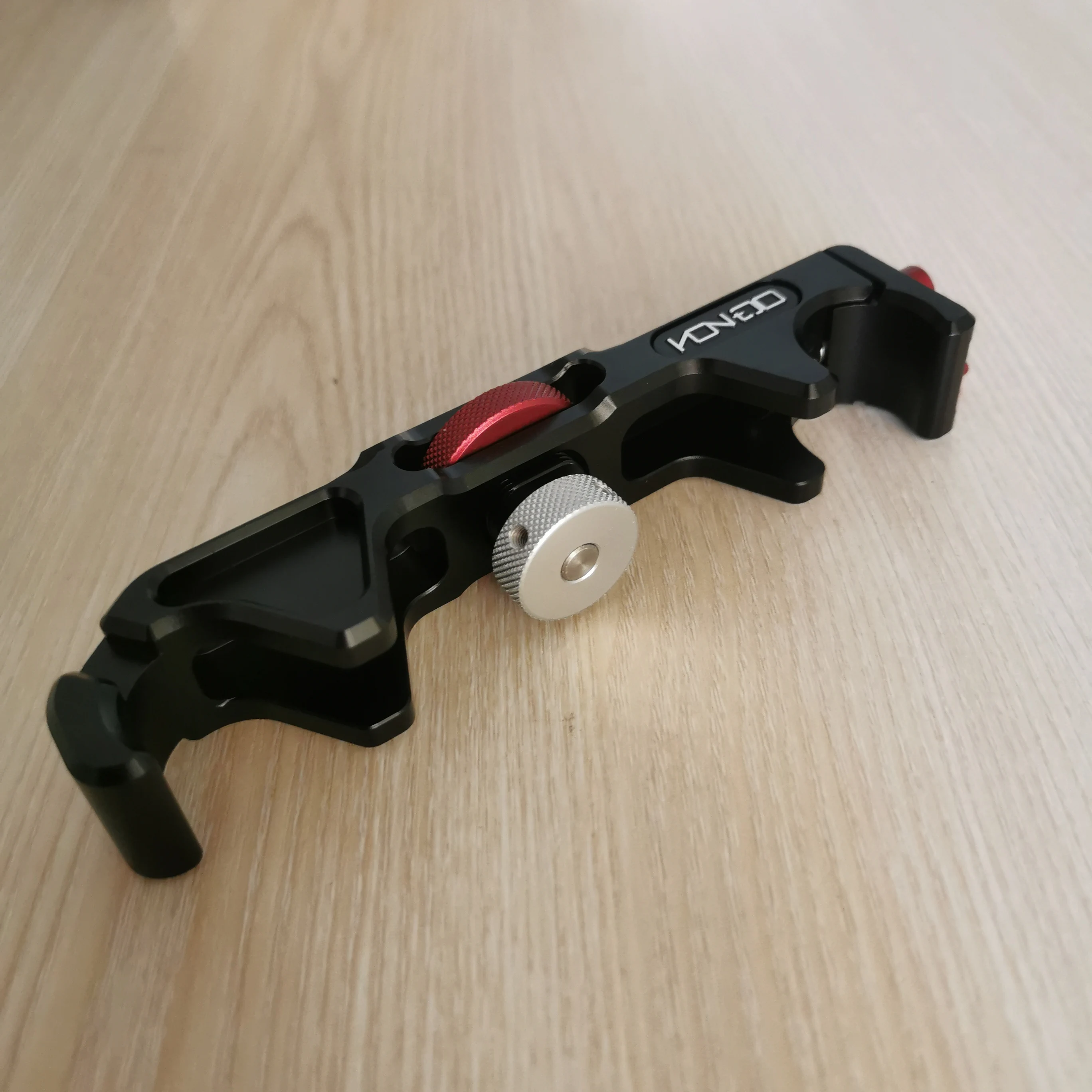 Supporto Obiettivo Lungo 19 Mm HONTOO - Per Aste Standard 19 Mm, Alluminio Anodizzato Nero, Per Videocamere E Rig