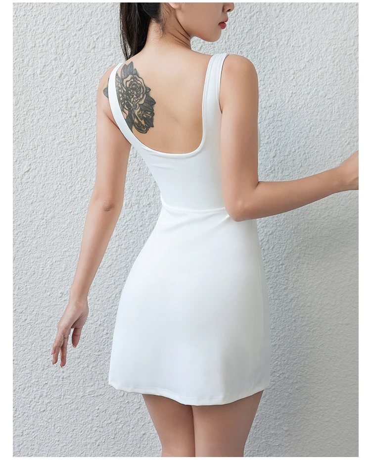 Schmal geschnittenes Strick-Tenniskleid mit Rückenausschnitt.