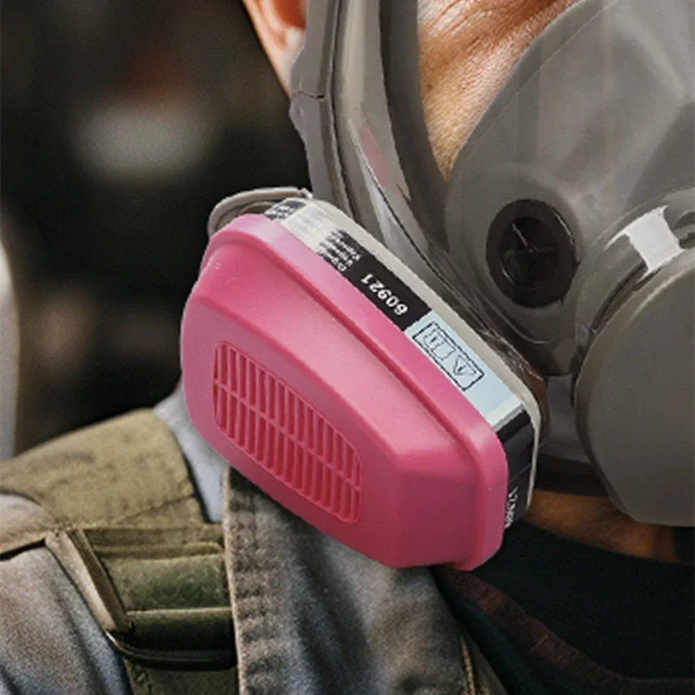 Lot de 2 demi-masques de protection réutilisables avec filtres, présentés sur fond blanc