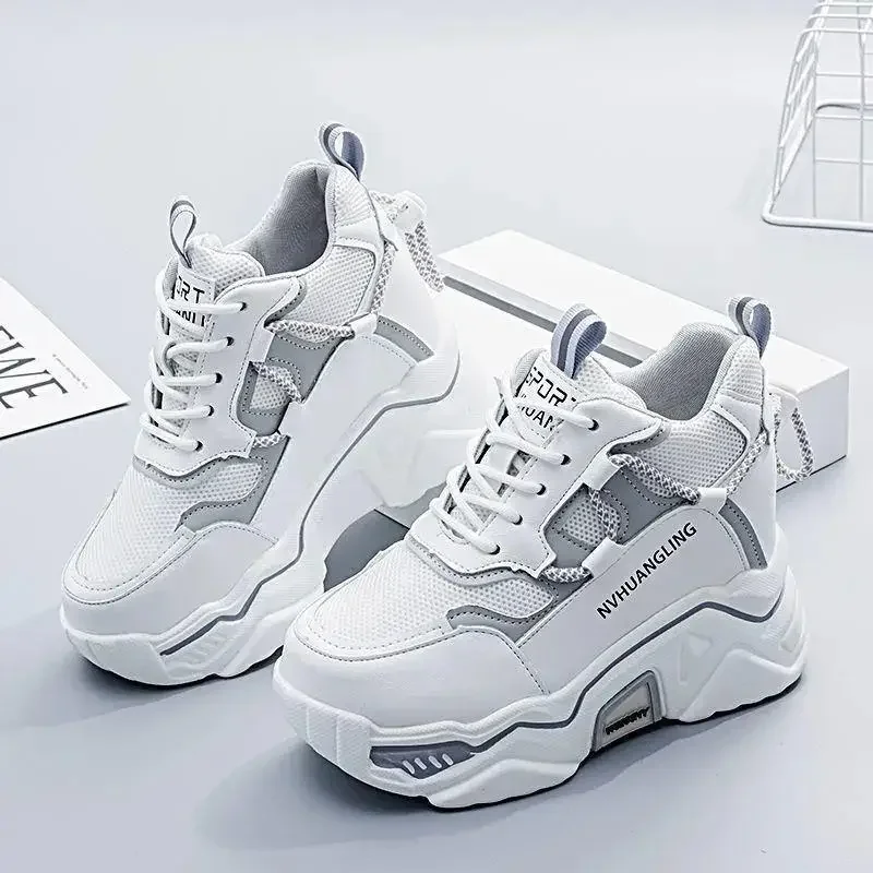 أحذية رياضية نسائية للأب مع ارتفاع مخفي يزيد من قاع سميك كاجوال للربيع والصيف على الطراز الكوري الجديد أحذية قماشية متعددة الاستخدامات