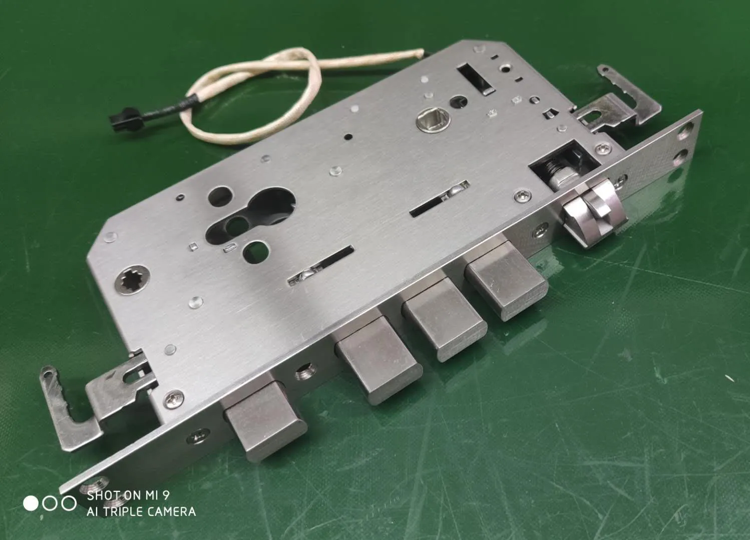 12V 잠금 실린더 전자기 클러치 액세스 벨 특수 지원 도난 방지 도어 멀티 잠금 포인트 전자 잠금 장치 본체