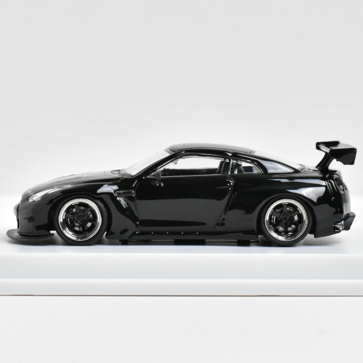 Flame 1:64 GTR R35 Diecast Model Car 3