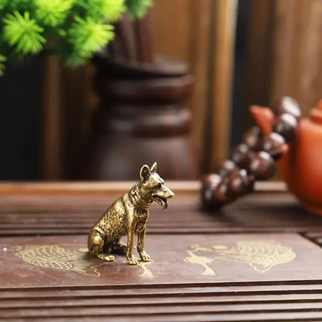 중국 스타일의 우아함과 내구성을 가진 골동품 구리 늑대 개 미니어처