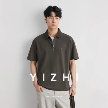 Polo da uomo con mezza zip e ricamo a lettere, nuova collezione estate 2026, vestibilità ampia, spalle scese, stile vintage casual, a maniche corte