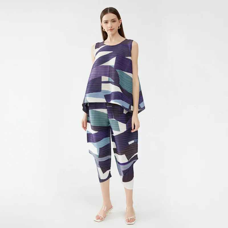 

2023 Summer Pleated Color Strip New Set Round Neck Sleeveless Large Size Loose Top Casual Two-piece Set For Women