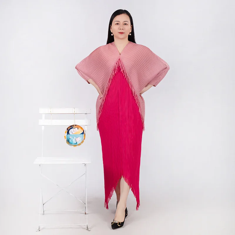 

2023 New color patchwork V-neck bat sleeve temperament pleated dress