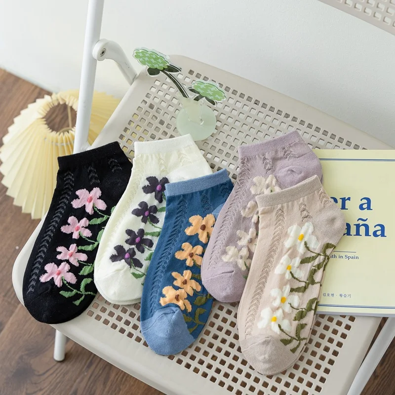

5 Pairs Korea Women Vintage Lovely Flower Short Socks Harajuku Black White Retro Skarpetkie Damski Girls Ankle Sox Summer Gift