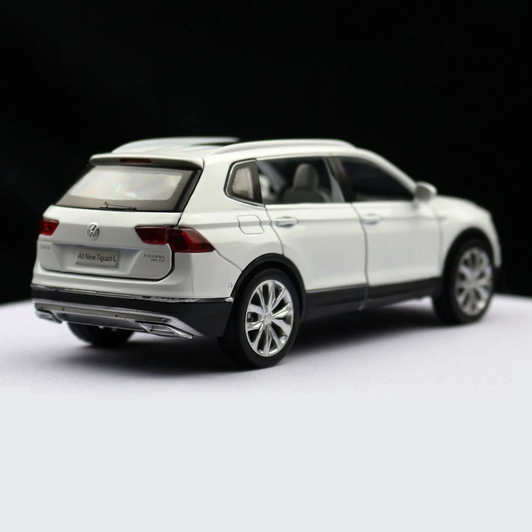 1/32 Volkswagen Tiguan L SUV Toy Car Model Diecast Alloy Miniature Pull Back Sound & Light Collection Gift for Children Boys Kid 5