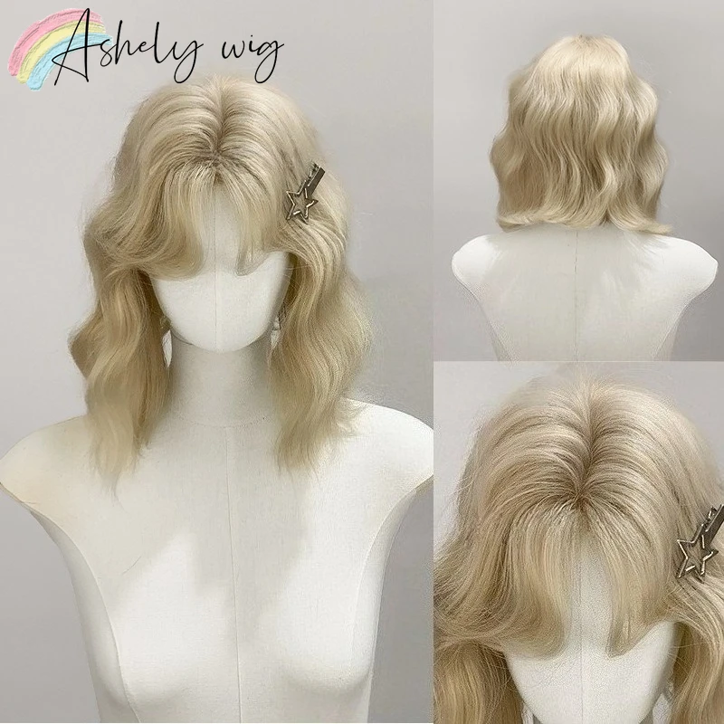 Ashely Blonde Wig 14inch Short Curly Wig with Bangs Cute Nature High Temperature Fibers Synthetic Wigs for Cosplay Daily Peluca