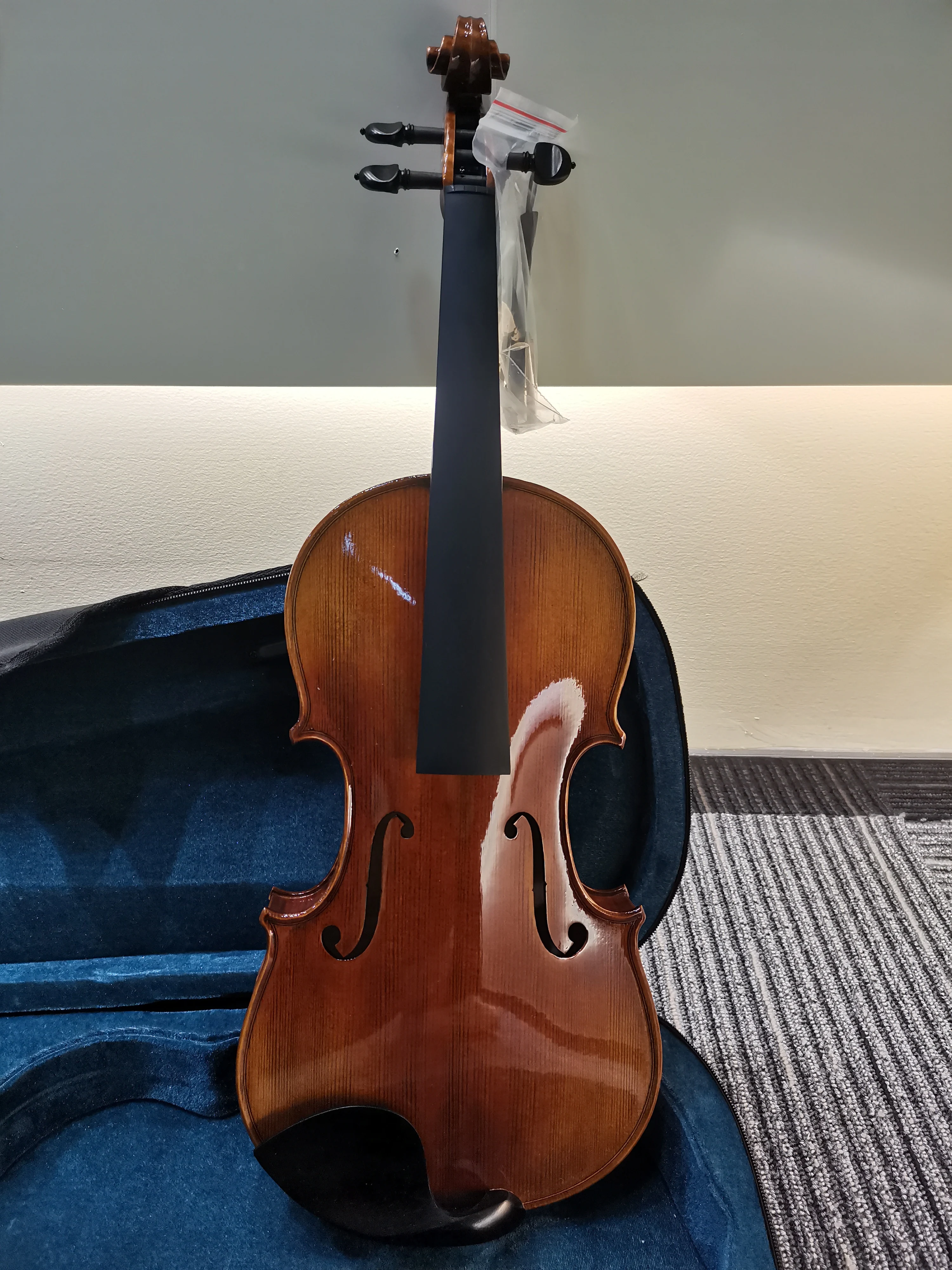 4/4 high-end handmade Italian violin with ebony flat knobs and vintage lacquer, featuring strings, bow, and case.