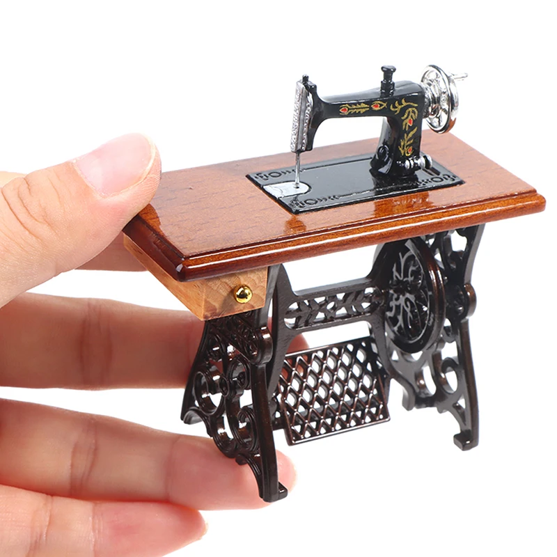 1/12 Dollhouse Mini Furniture Wooden Sewing Machine with Fabric