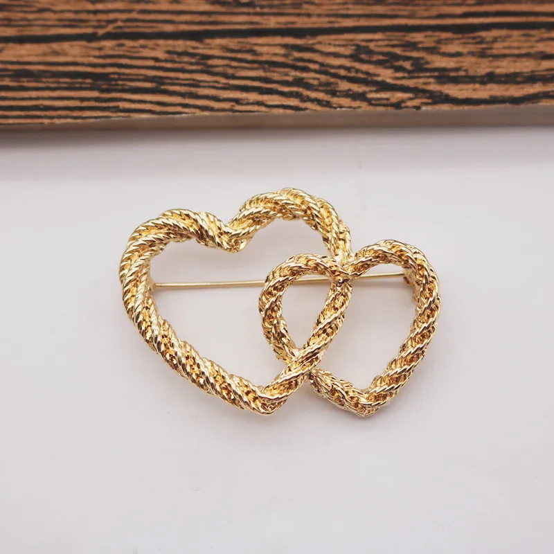 

WP-021 WKT Korean Yellow Brass 18k Double Love Heart Carving Brooch for Couple Token Present Purity Gorgeous Breastpin