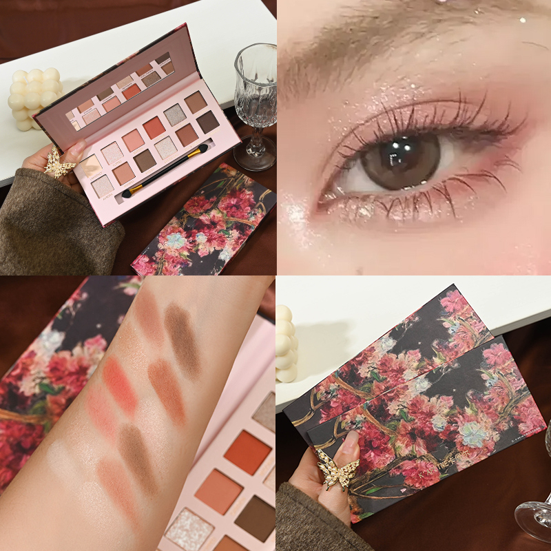 Han hat einen spiegel und schminkt sich mit einem tweed der 1.000-gelben augen