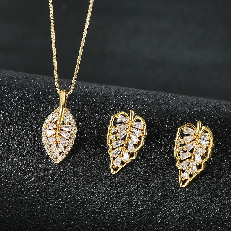 

Korean Fashion New Copper Inlaid Zirconium Plated Real Gold Leaf Pendant Necklace Collarbone Chain French Retro Female Jewelry