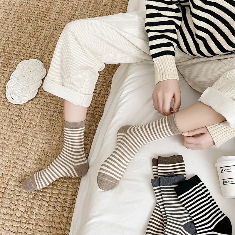 Neue Frauen Streifen Baumwolle Nette Socke Vier Saison Casual Dame Mittleren Rohr Schwarz Weiß Socken Für Frauen – Detail 4