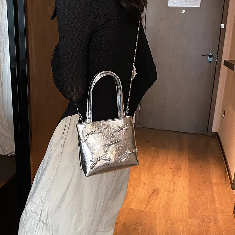 

Сумки через плечо из искусственной кожи с серебряным бантом для женщин, модная маленькая сумка-ведро, сумка на плечо с цепочкой