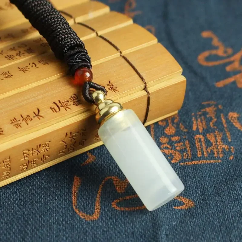 

Natural Chalcedony Small Hollow Bottle Pendant Jade Gourd Cinnabar Bottle Sari Perfume Essence Bottle Gawu Box Pendant Necklace