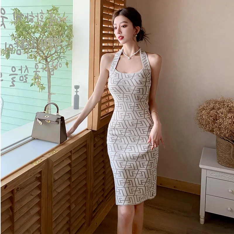 

Женское трикотажное платье-свитер с открытой спиной, в шотландскую клетку