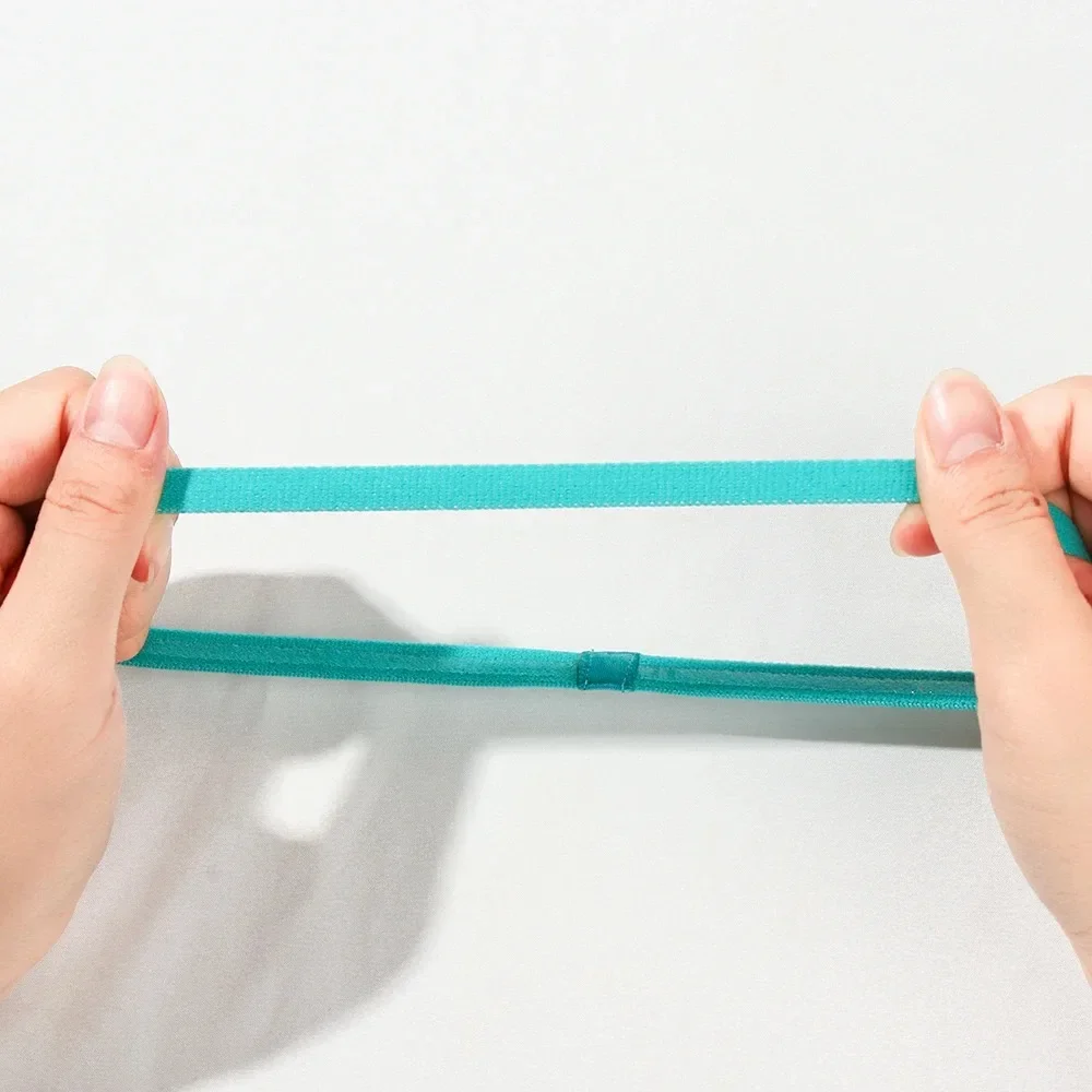 Bandeau antidérapant utilisé pour maintenir les cheveux hors du visage pendant les séances d'entraînement.