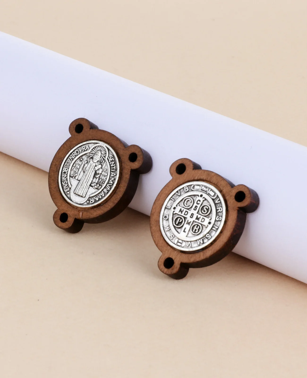 Cottvott 5Pcs 나무 기독교 3 홀 예수 십자가 세인트 베네딕트 메달 펜던트 DIY 종교 보석에 대한 묵주 목걸이 커넥터
