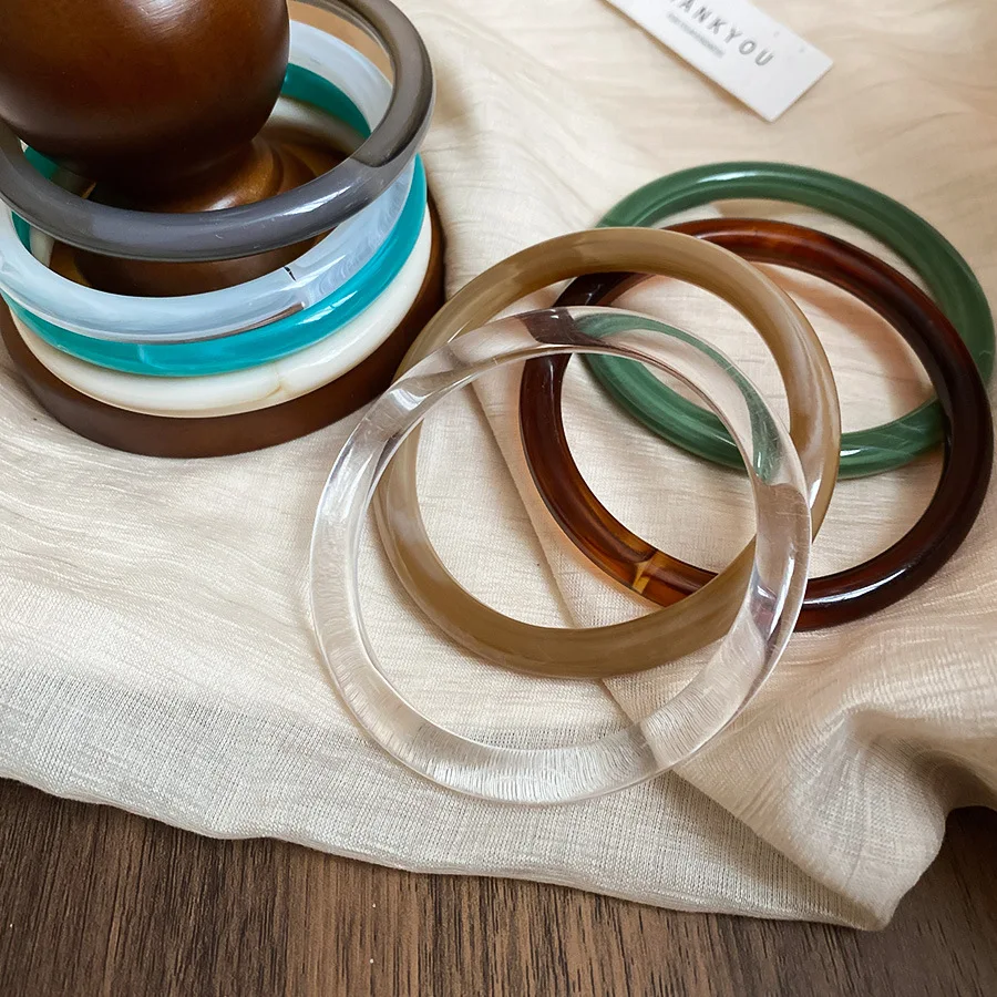 Sleek Resin Acrylic Jade-Style Women's Fashion Bangle Bracelet