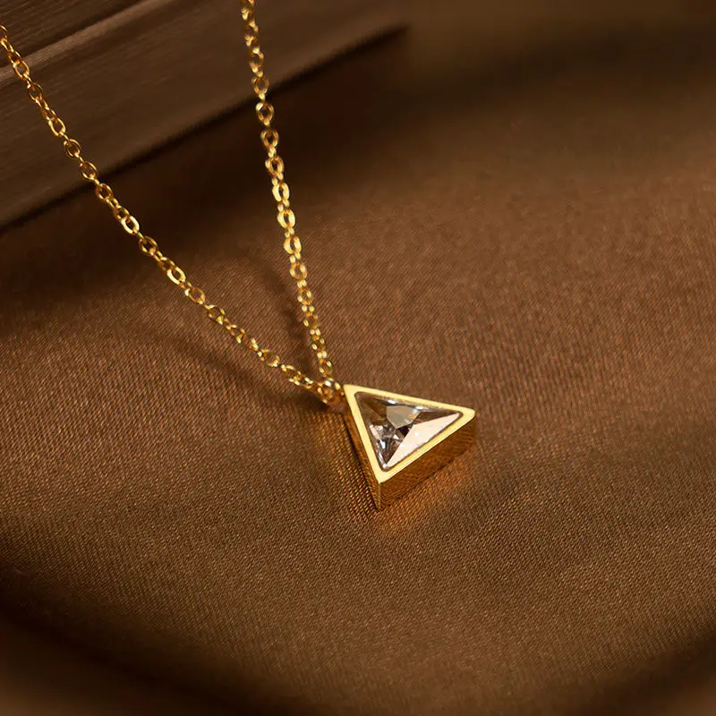 

Artificial Gems Triangular Clavicle Pendant Necklace for Women 2023 Golden Stainless Steel Lips Neck Chain Necklaces Jewelry