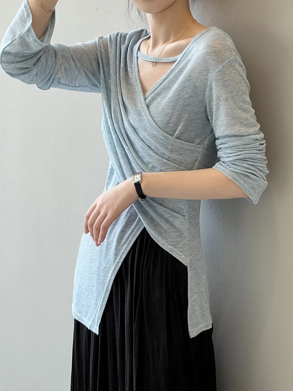 

Женская Асимметричная футболка с V-образным вырезом и длинным рукавом