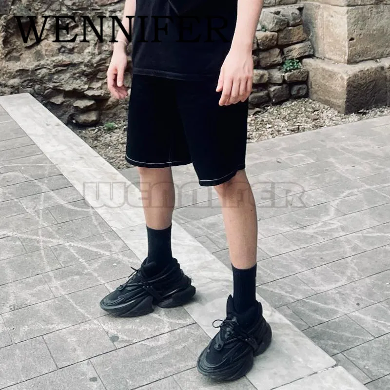 Рисунок 5 - Двухцветные кроссовки на шнуровке