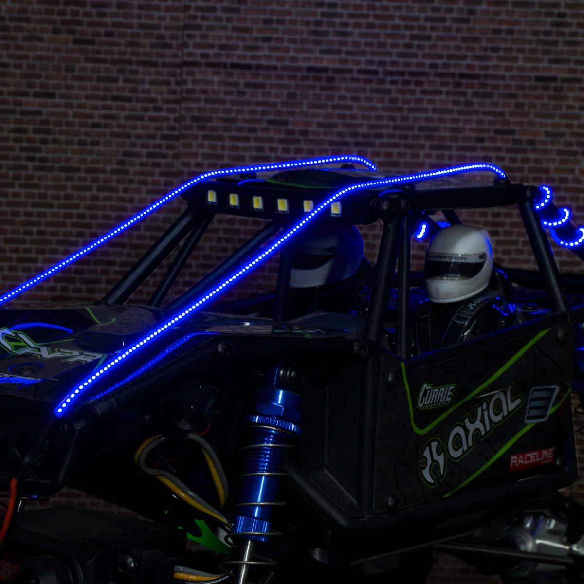 Détail des roues et du châssis de la Voiture RC Stunt Car 360°, idéale pour des cascades à petit prix.