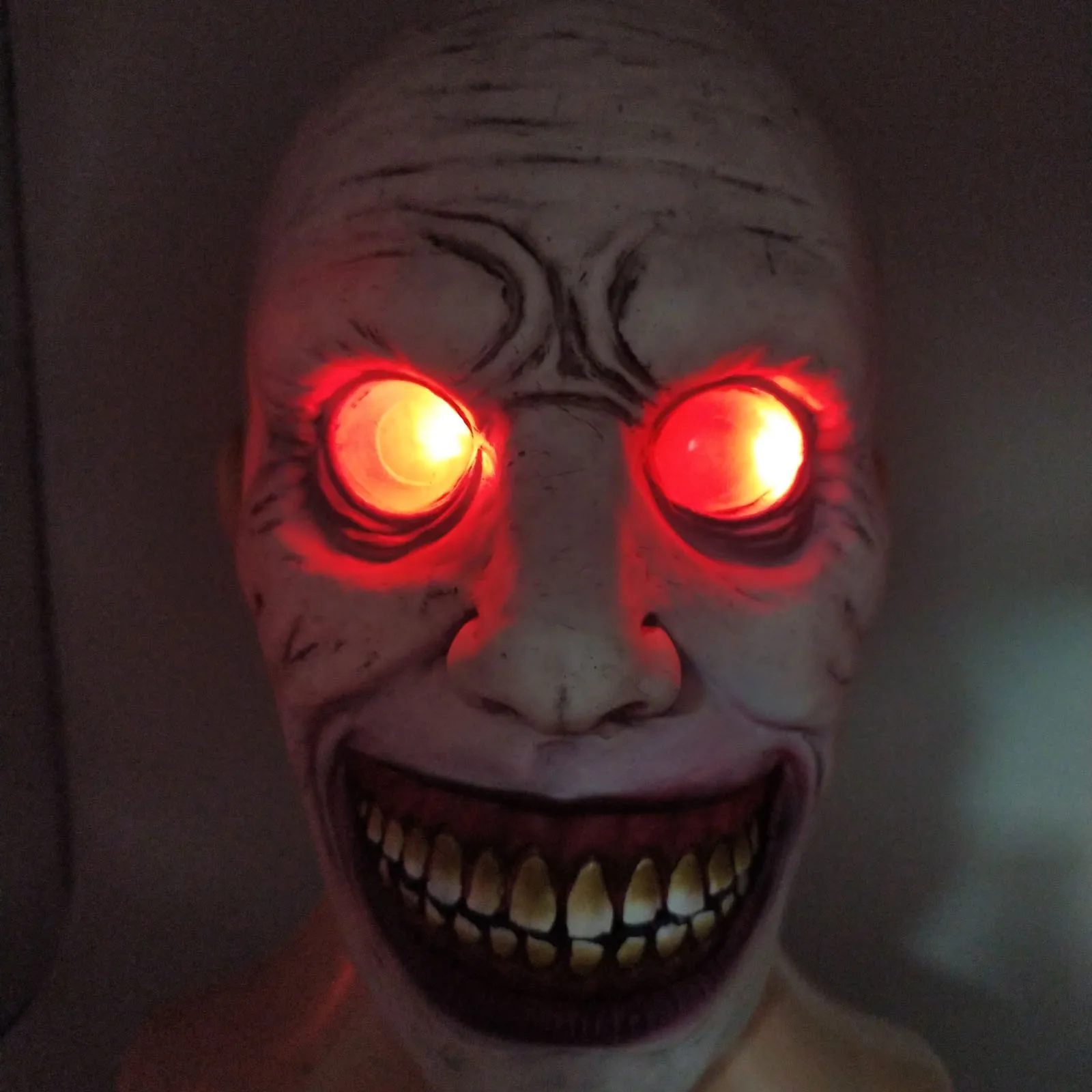 Compra online de Máscara de terror de Halloween COS Exorcista Sorriso Rosto  e Olhos Brancos Demônio Assustador Rosto Cobre Adereços Assustadores