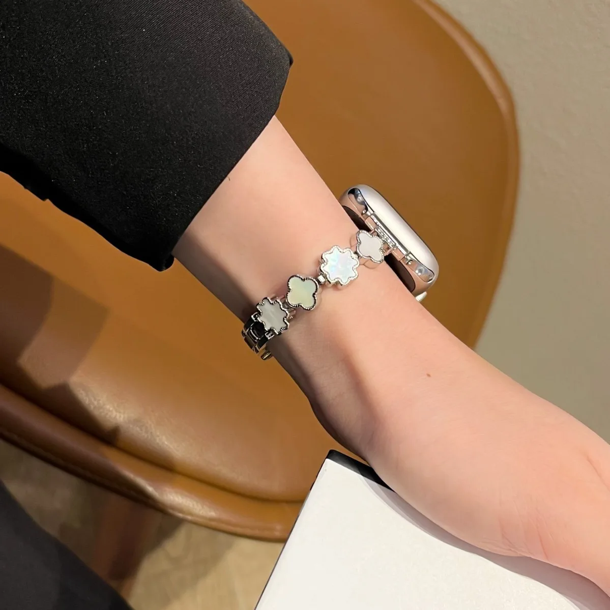 Elegant Slim Women's Band for Smartwatch - Chic and Versatile Design