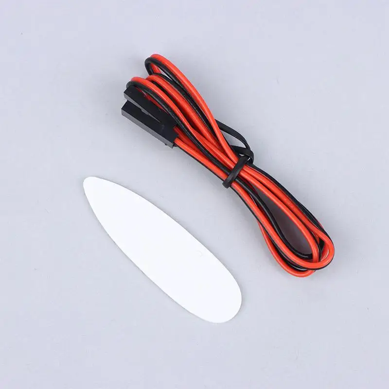 Enfant souriant tenant un mini drone bleu A1-A8 5V/12V, jouet volant idéal pour acheter mini drone pas cher en lot.