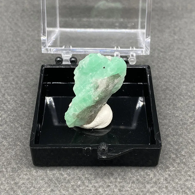 100%  Natural Emerald Mineral Specimens Stones and Crystals Healing Crystal   +Box size:35*35*35 mm