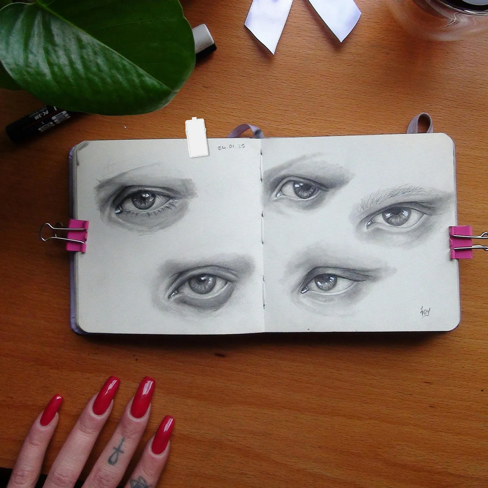 50Pcs 자체 접착 클립 플라스틱 배지 홀더 ID 카드용 클립 사진 걸이용 벽 태피스트리 클립