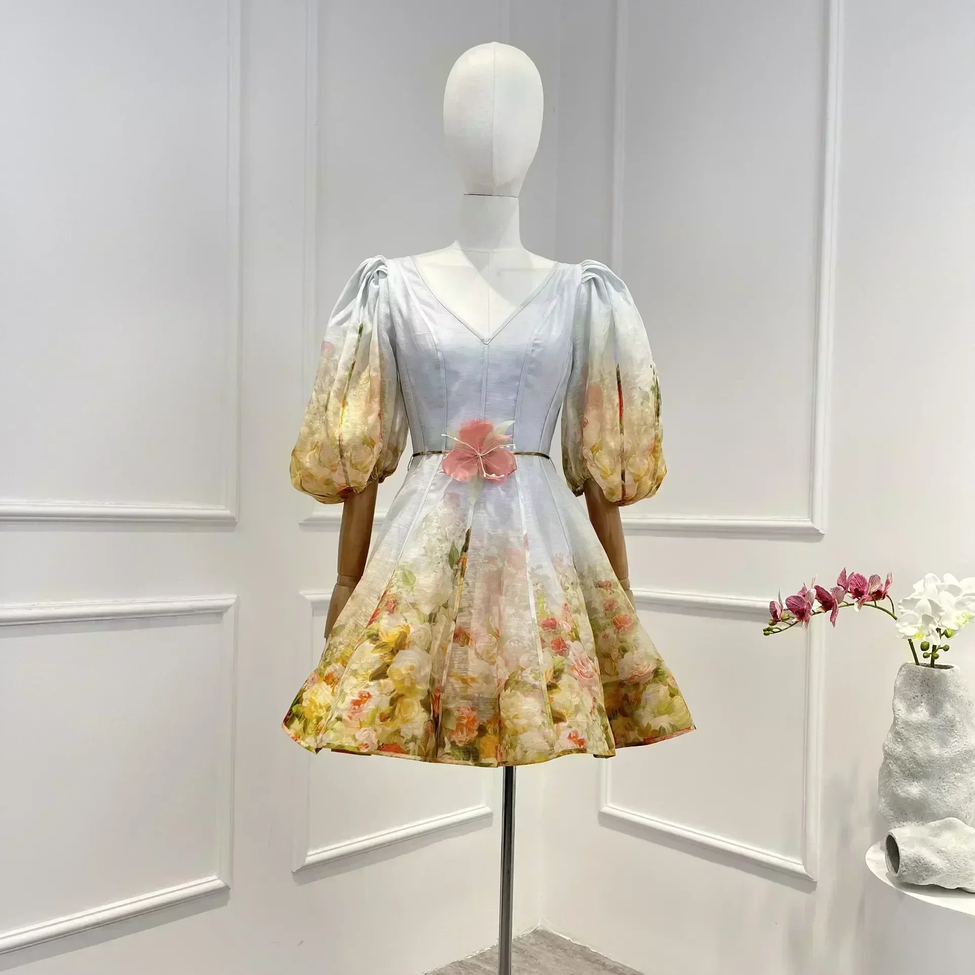 

Женское мини-платье с цветочным принтом, V-образным вырезом и рукавами-фонариками