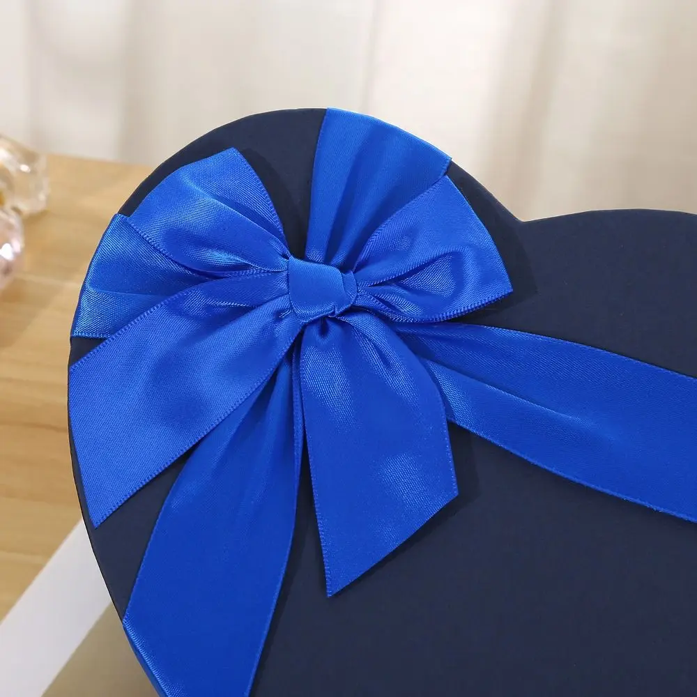 Herzförmige Geschenkbox mit Schleife, rote Präsentboxen mit Deckel, Verpackungspapierbox zum Valentinstag – Detail 4