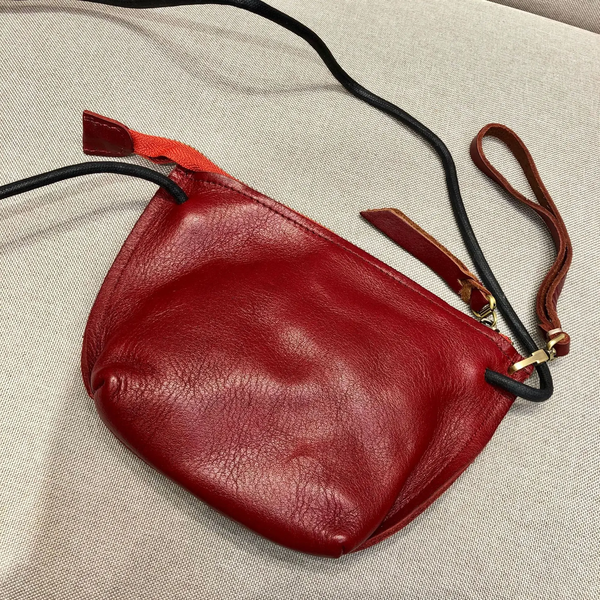 Bolso cruzado de piel de vaca para mujer, bolsa pequeña hecha a mano, con capa superior, para teléfono móvil