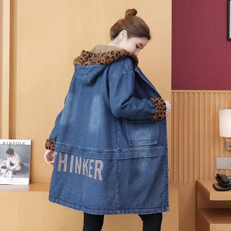 

Джинсовая флисовая куртка с леопардовым принтом для женщин, Осень-зима 2023, средняя длина, винтажное повседневное теплое хлопковое плюшевое пальто, джинсовые парки Z2829