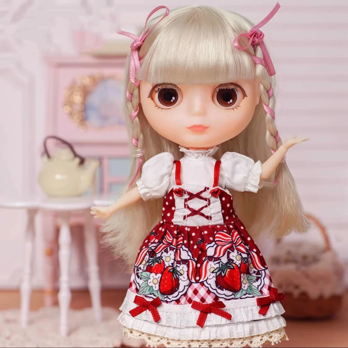 

Blythe Strawberry Dress Collectible Action Figures Bjd Trendy Play Desktop Ornaments Anime Peripheral Figures Model Toy Gift