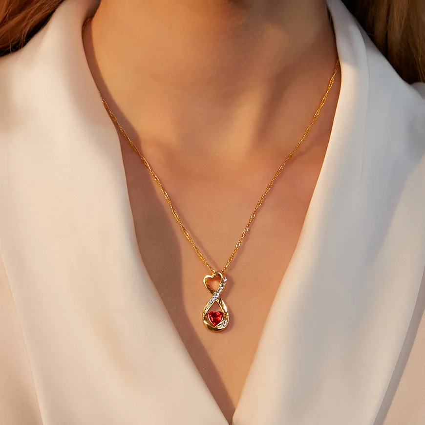 

Новинка, цепочка до ключицы с 8 линиями, металлическое короткое ожерелье с подвеской в виде сердца с кристаллами, характерное Трендовое ожерелье, ювелирные изделия для женщин