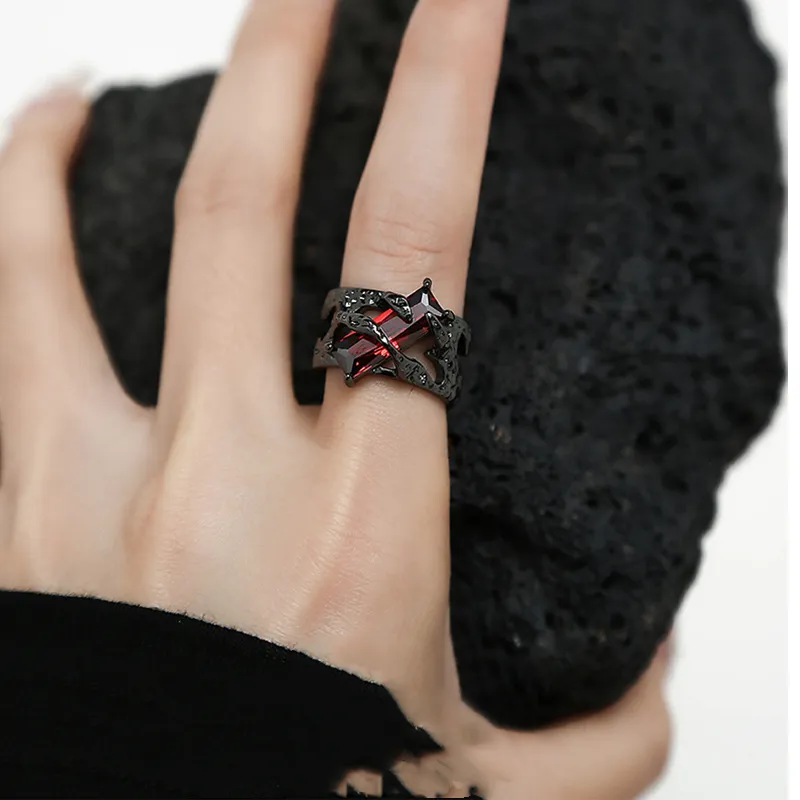 2023 New Punk Black Rings Thorns Vine Twine Red Rhinestones Hollow Un Couple Finger Ring Women Men Jewelry Gift