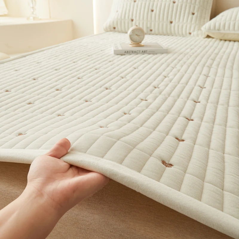 1pc Solid Color Milk Velvet Mattress Pads Winter Warm Four Corners With Elastic Band 매트리스커버 Soft Bear Embroidery 200X200CM 야전침대