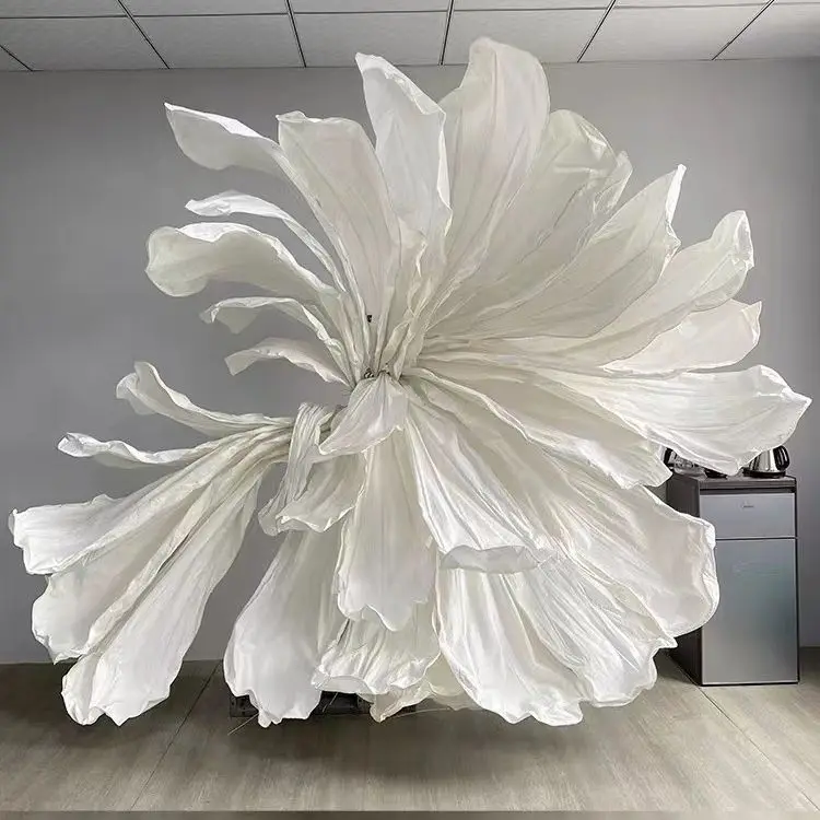 

paper flowers, oversized folds, shapes, paper flowers, giant mesoplastic flowers, wedding stage, photography decoration