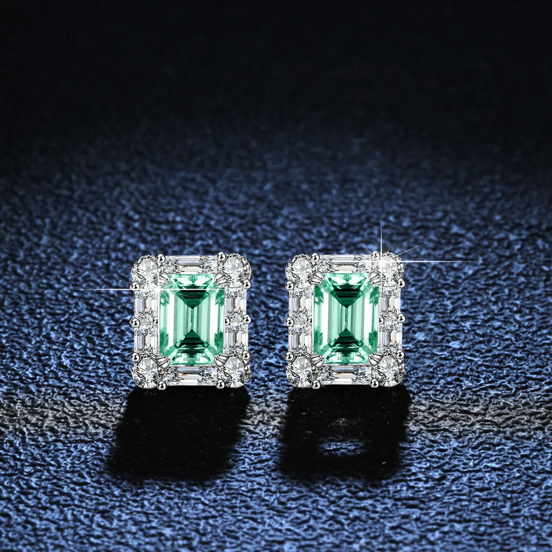 

18K gold earrings for women, four-prong earrings, emerald leaves PT950, platinum 2 carat moissanite square green diamond