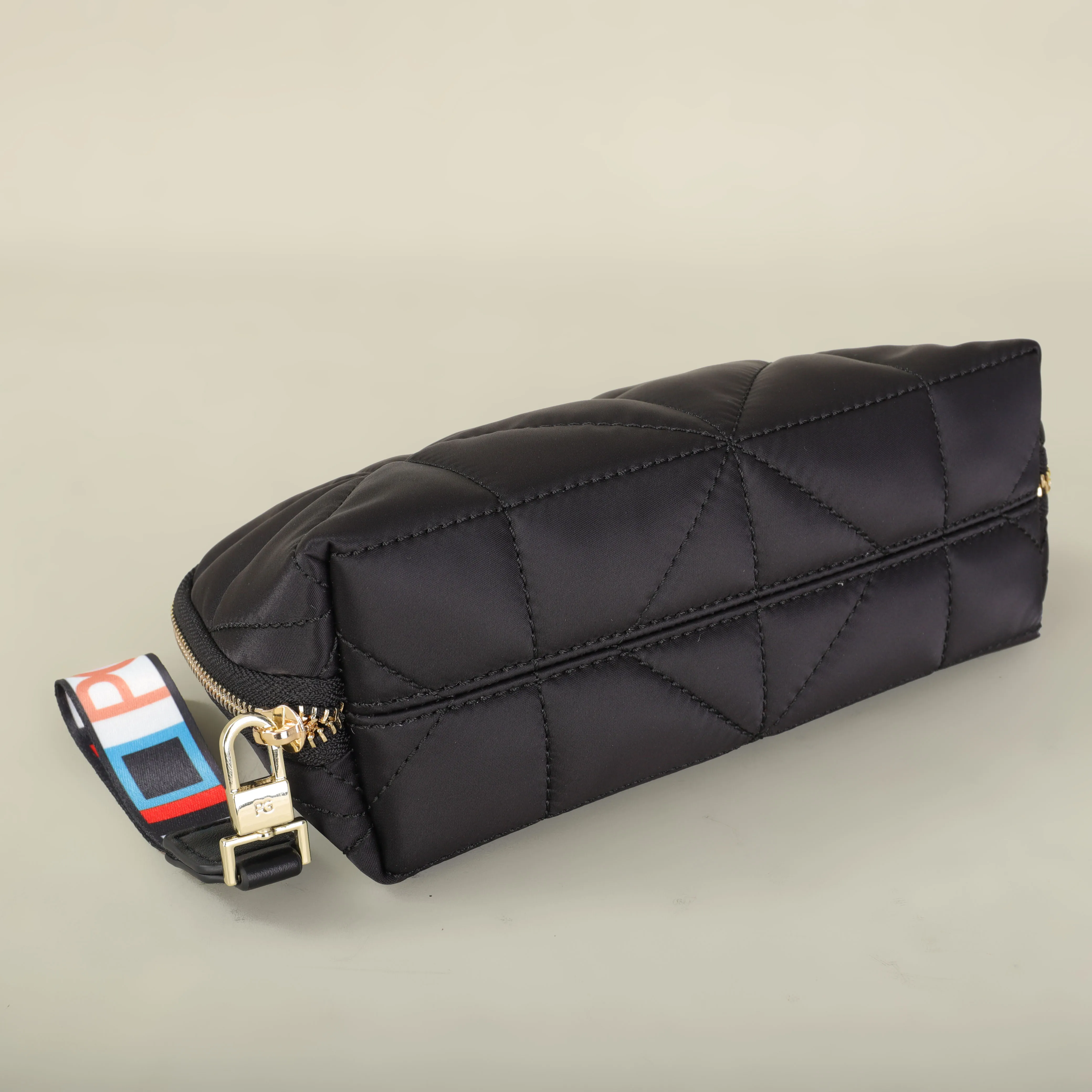 Fashionable nylon folding bag with zipper closure