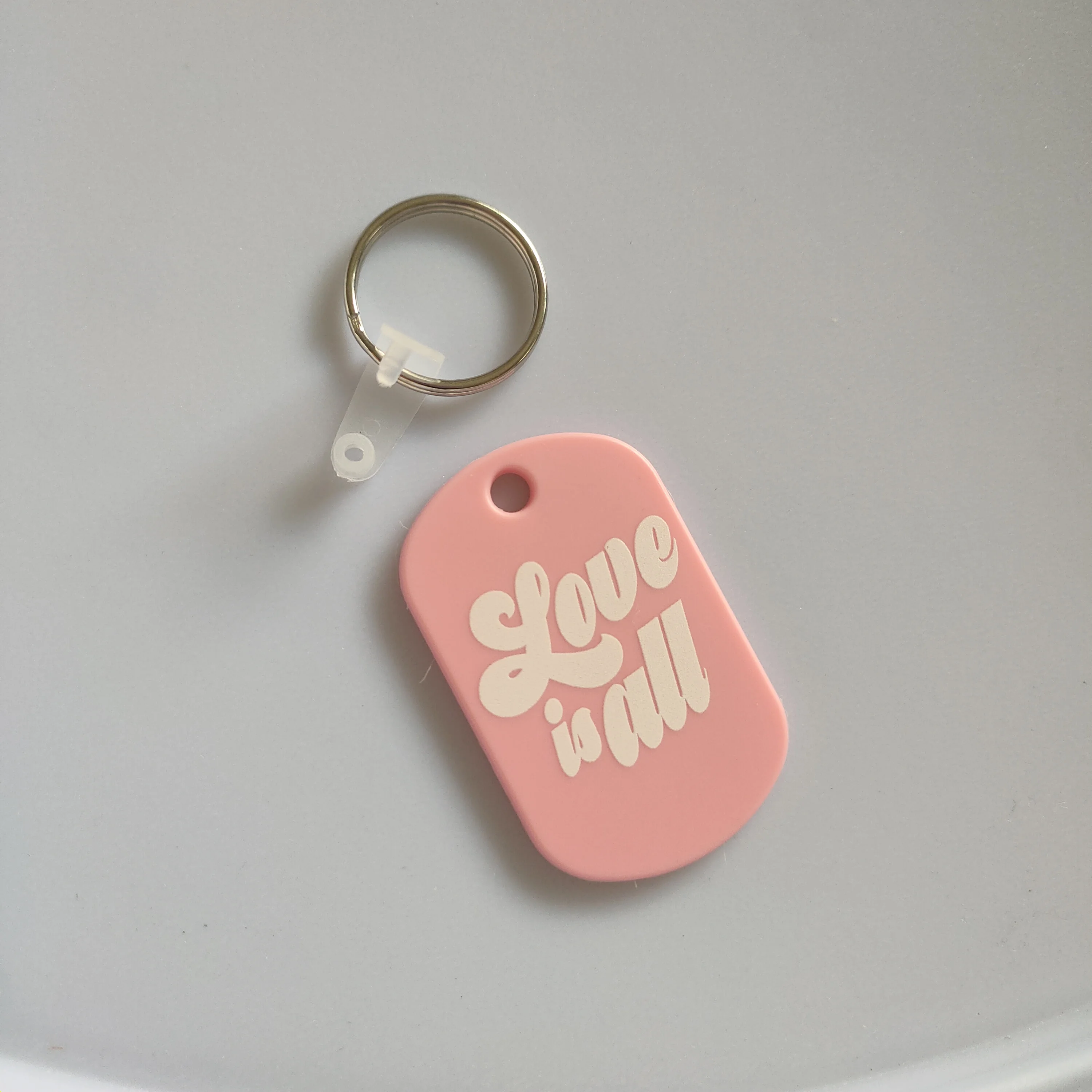 

Daqido Custom Designer Glitter Acrylic Hotel Keychain Charm Cute Heart Plastic Motel Key Chain