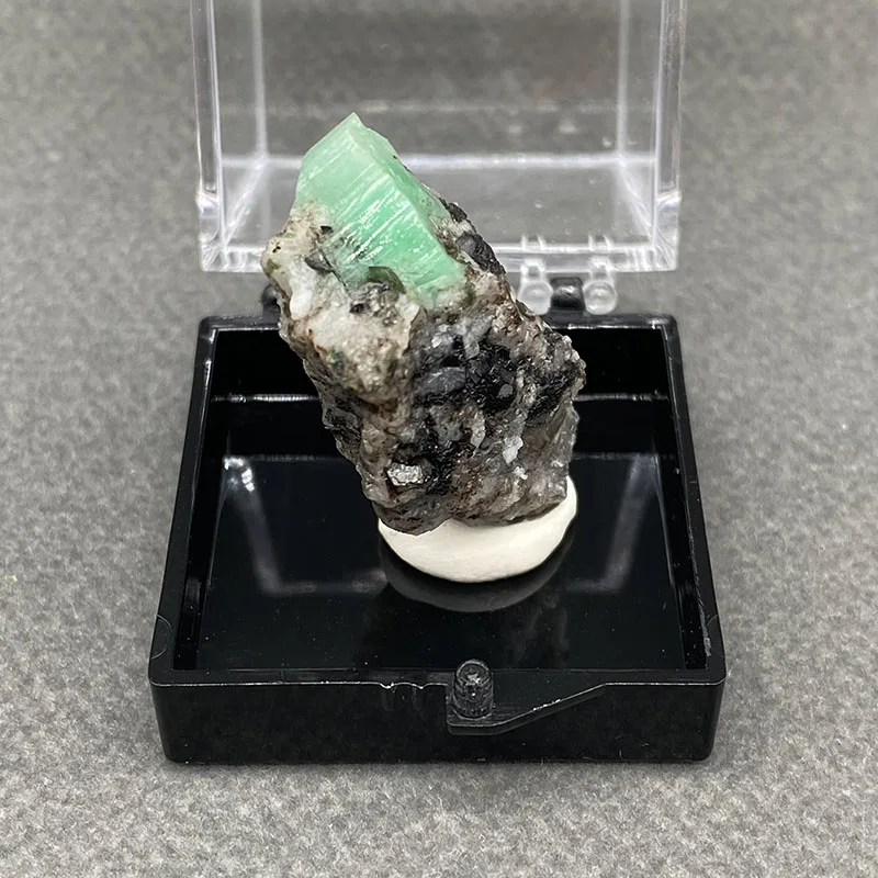 100%  Natural Emerald Mineral Specimens Stones and Crystals Healing Crystal   +Box size:35*35*35 mm