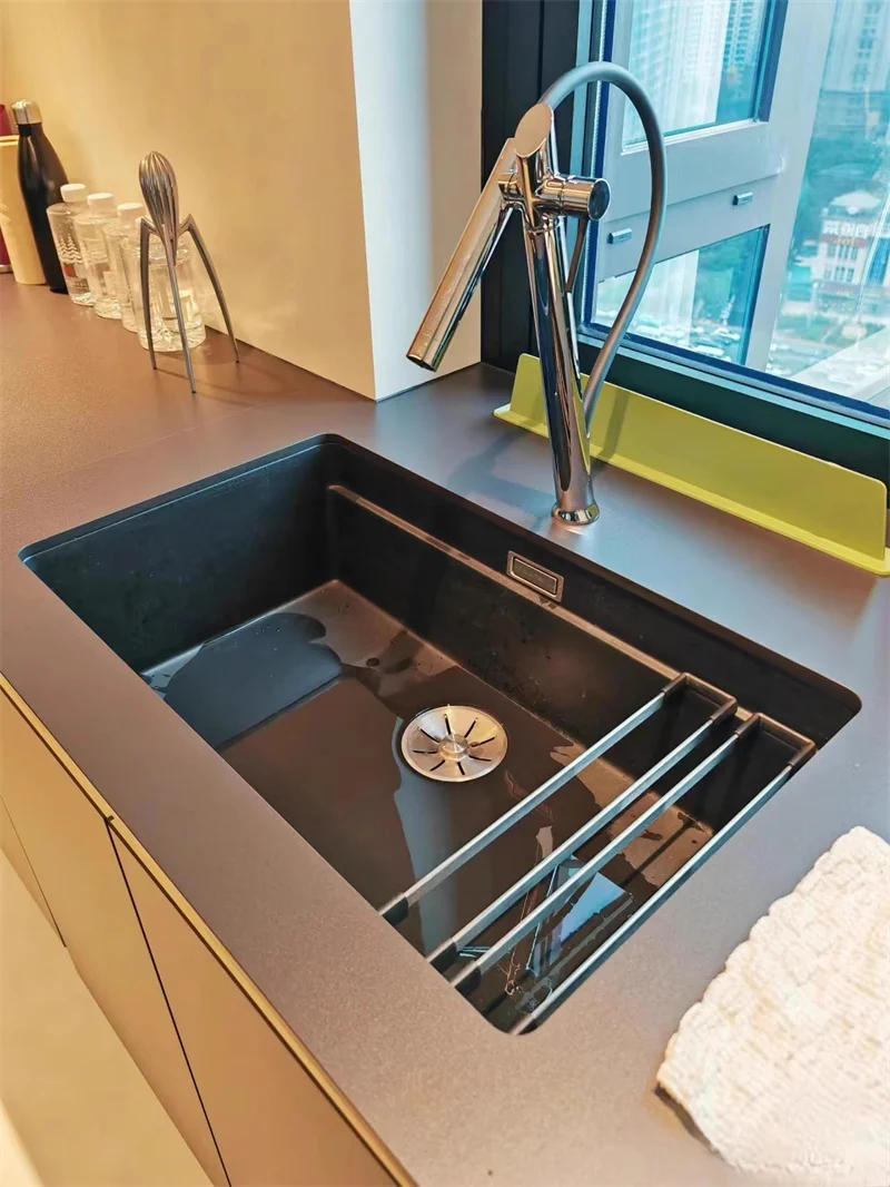 Description Picture 3 of itemNew Arrival Brass Kitchen Mixer Pull Side Sink Faucets Hot & Cold Tap Unique Design Deck Mounted Single Handle Black/Chrome
