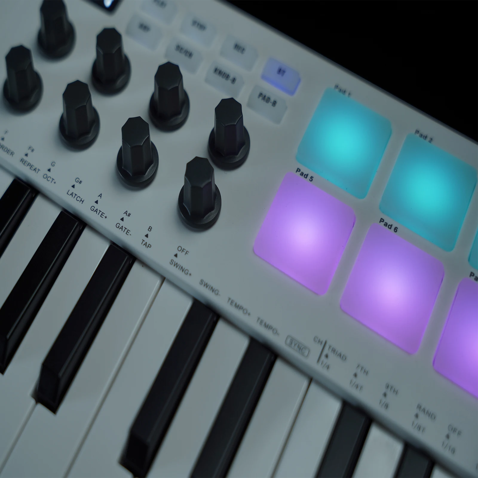 M-VAVE Portable MIDI 25-Key USB MIDI Keyboard Controller with 8 Backlit Drum Pads 8 Knobs RGB Music Keyboard Instruments