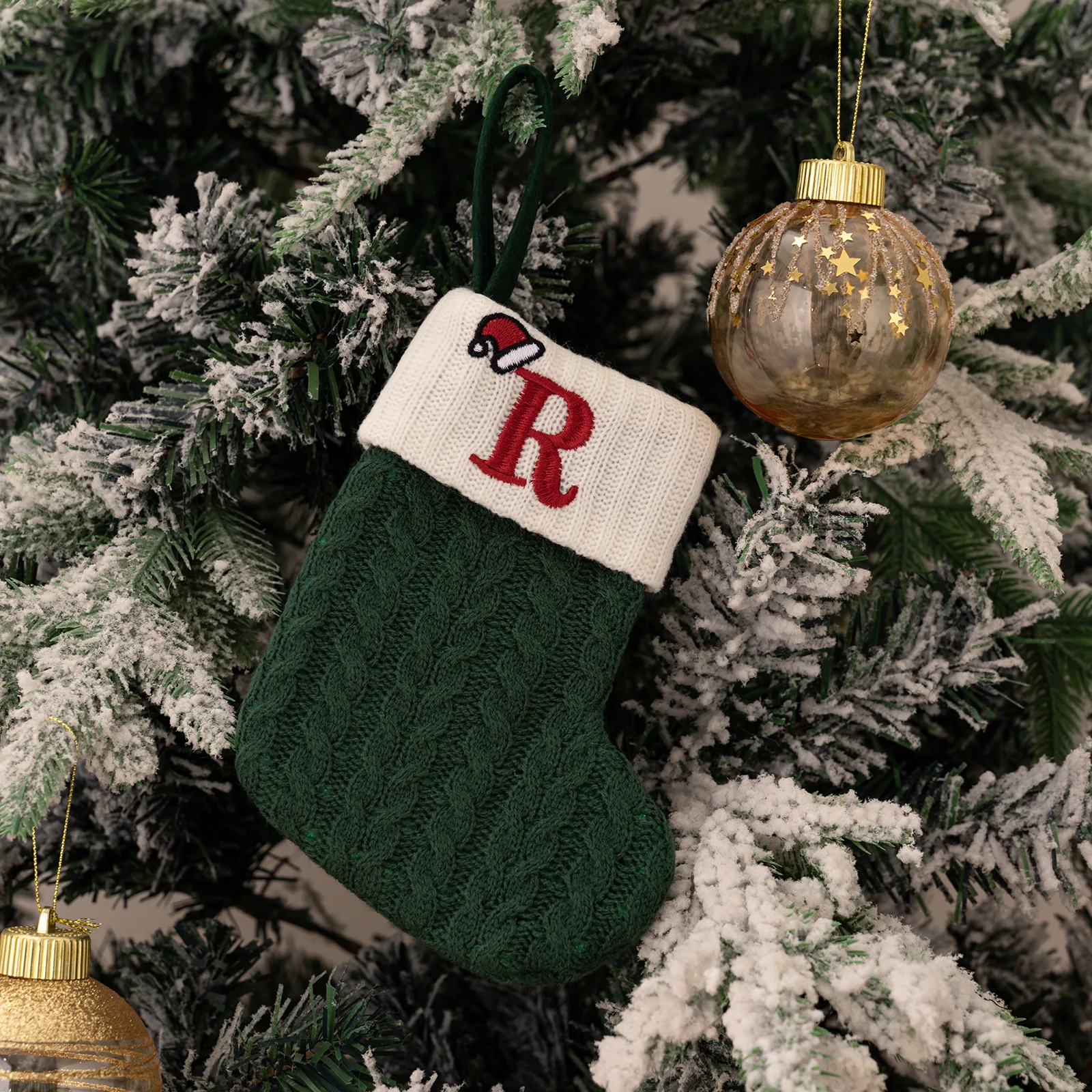 Medias navideñas con copos de nieve verdes, bolsas de regalo de punto suave, colgantes para decoraciones festivas, decoración de chimenea, 26 letras rojas
